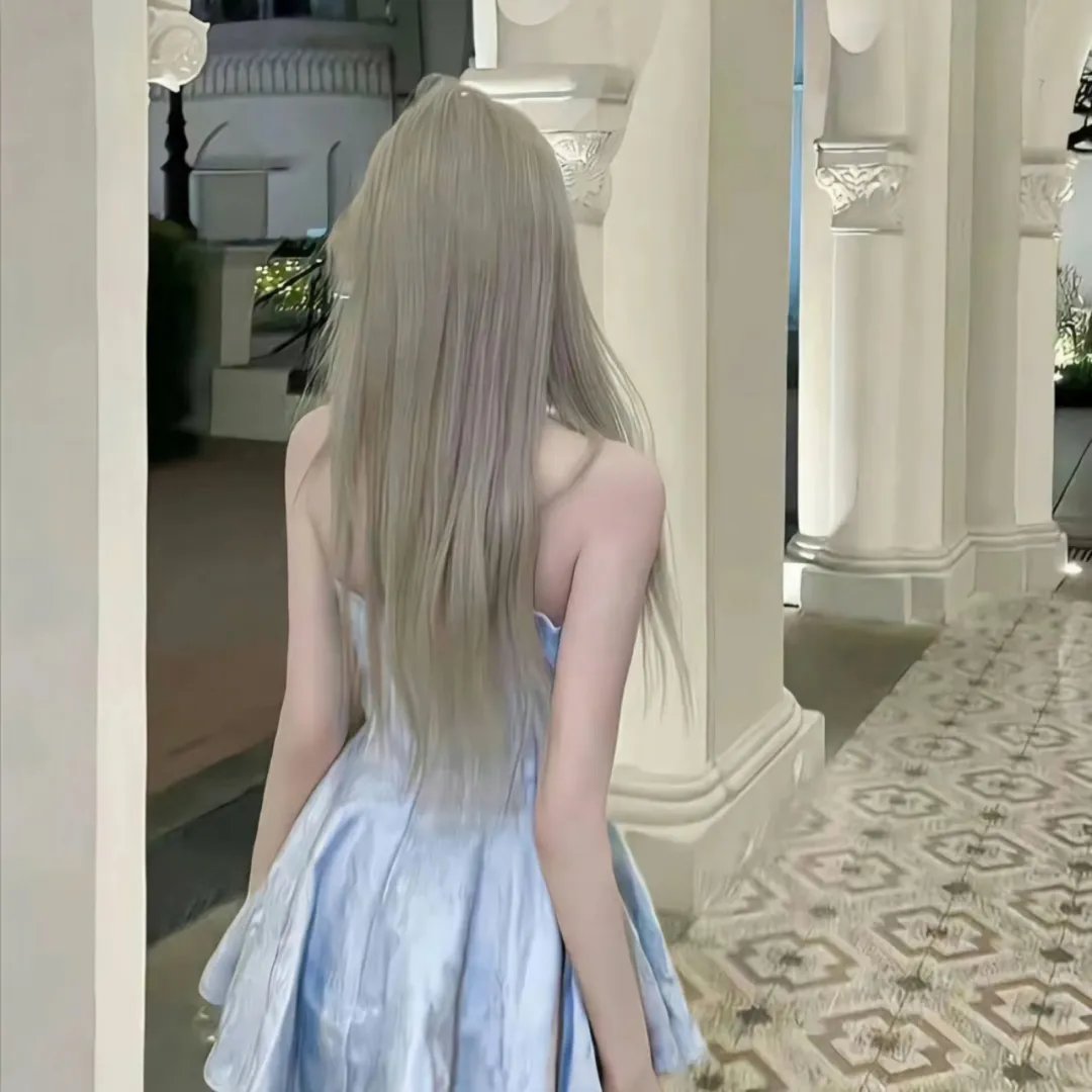 她从灰烬中走来